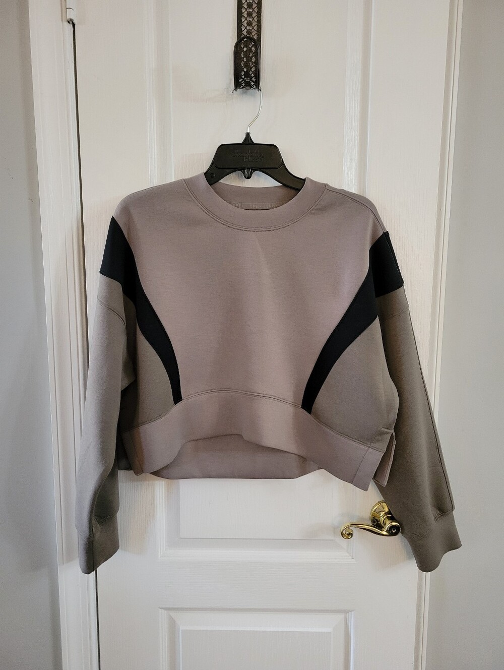 Abercrombie & Fitch YPB neoKNIT Cropped Colorblock Sweatshirt Black Taupe Small